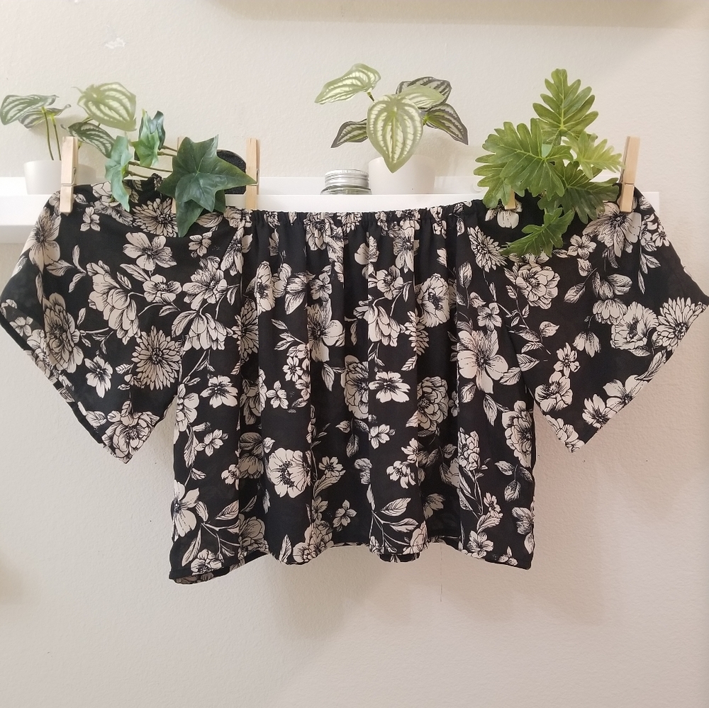 SALE❗️4 for $20 Beautiful Floral off-shoulder crop top - Picture 4 of 9